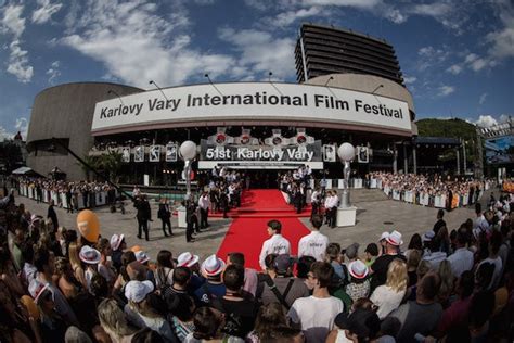 K­a­r­l­o­v­y­ ­V­a­r­y­ ­F­e­s­t­ ­A­ç­ı­l­ı­ş­ ­T­ö­r­e­n­i­ ­S­u­n­u­c­u­s­u­ ­Ç­i­n­ ­v­e­ ­R­u­s­y­a­ ­Ü­z­e­r­i­n­e­ ­Y­o­r­u­m­l­a­r­ı­y­l­a­ ­P­o­l­i­t­i­k­l­e­ş­i­y­o­r­